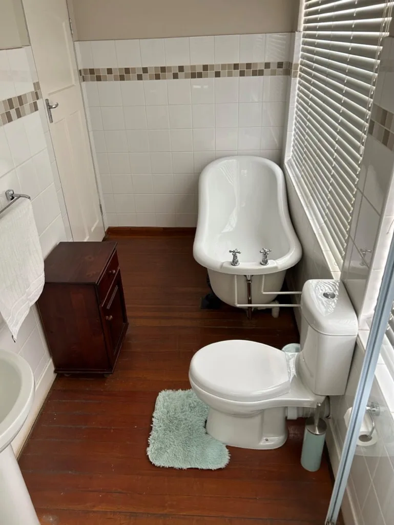 Executive Room 5: Slipper bath in addition to a large shower