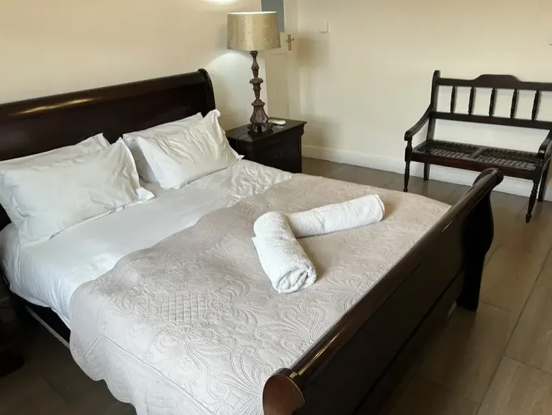 Superior Room 3: Queensize bed