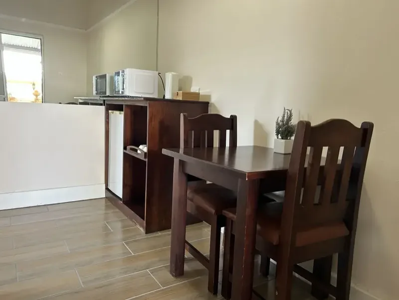 Superior Room 3: Table and chairs