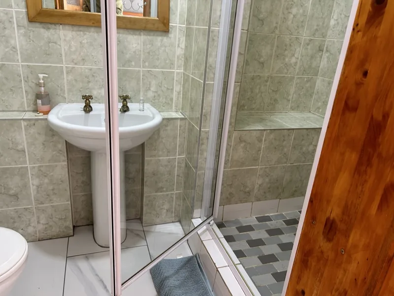 Room 1 and 2 Ensuite (Shower)