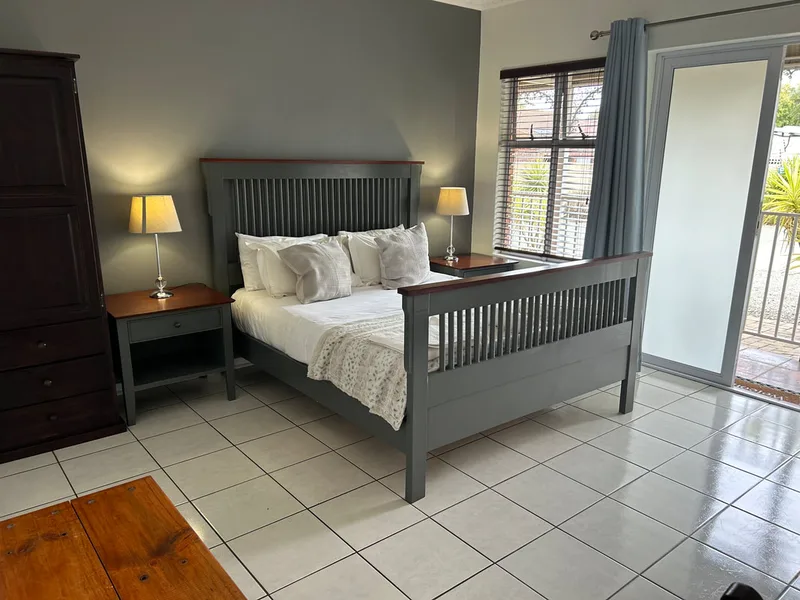Room 7 (queeen bed)