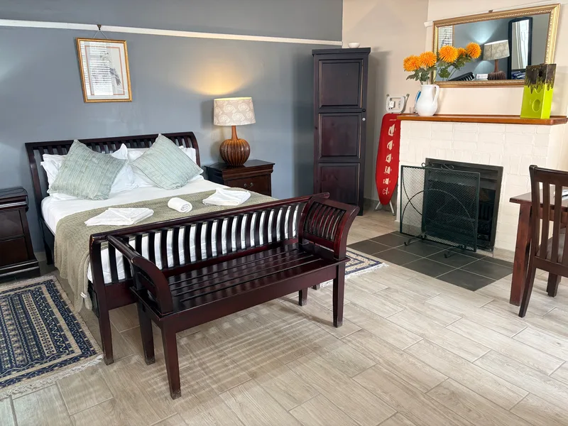 Room 5  queen-size bed