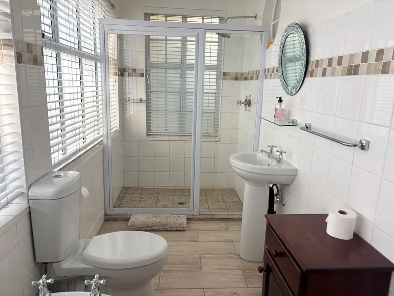 Room 5 en-suite shower