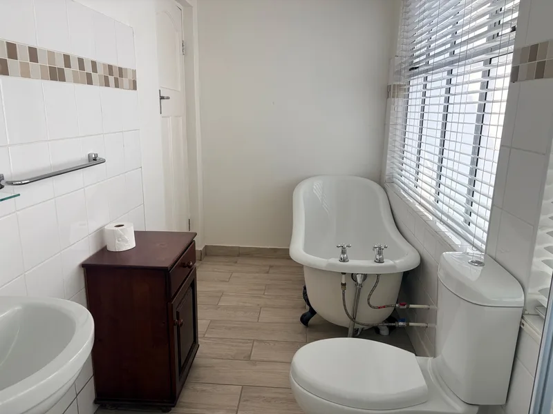 Room 5 en-suite slipper bath