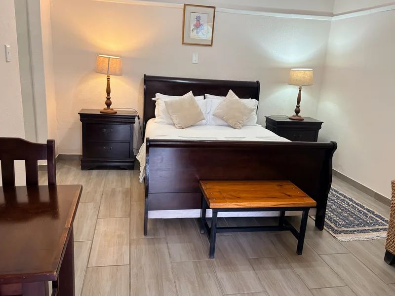 Room 6 queen size bed