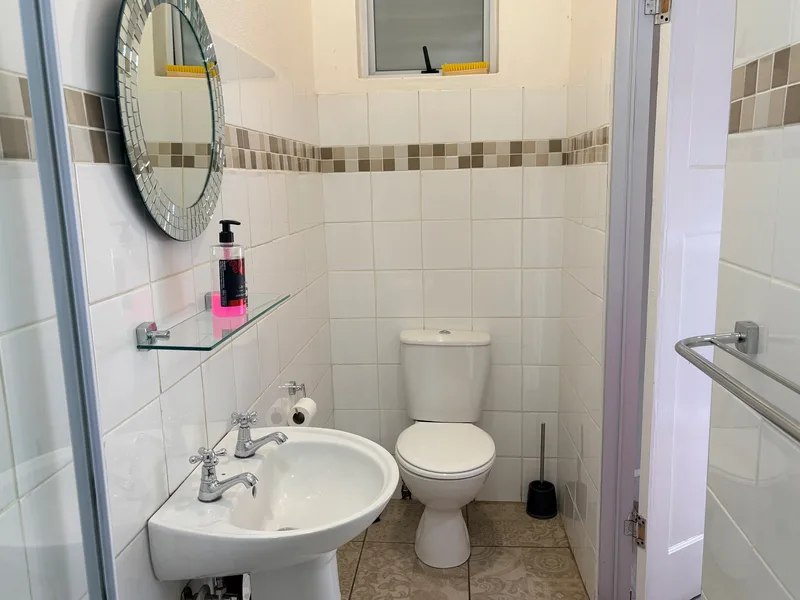 Room 6 en-suite wc