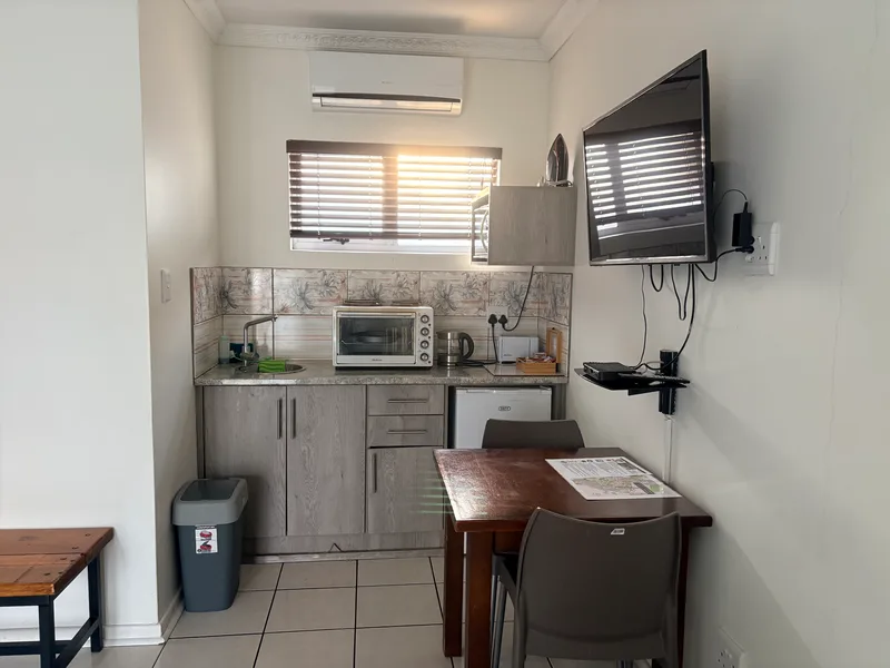 Room 7 kitchenette with table and chairs