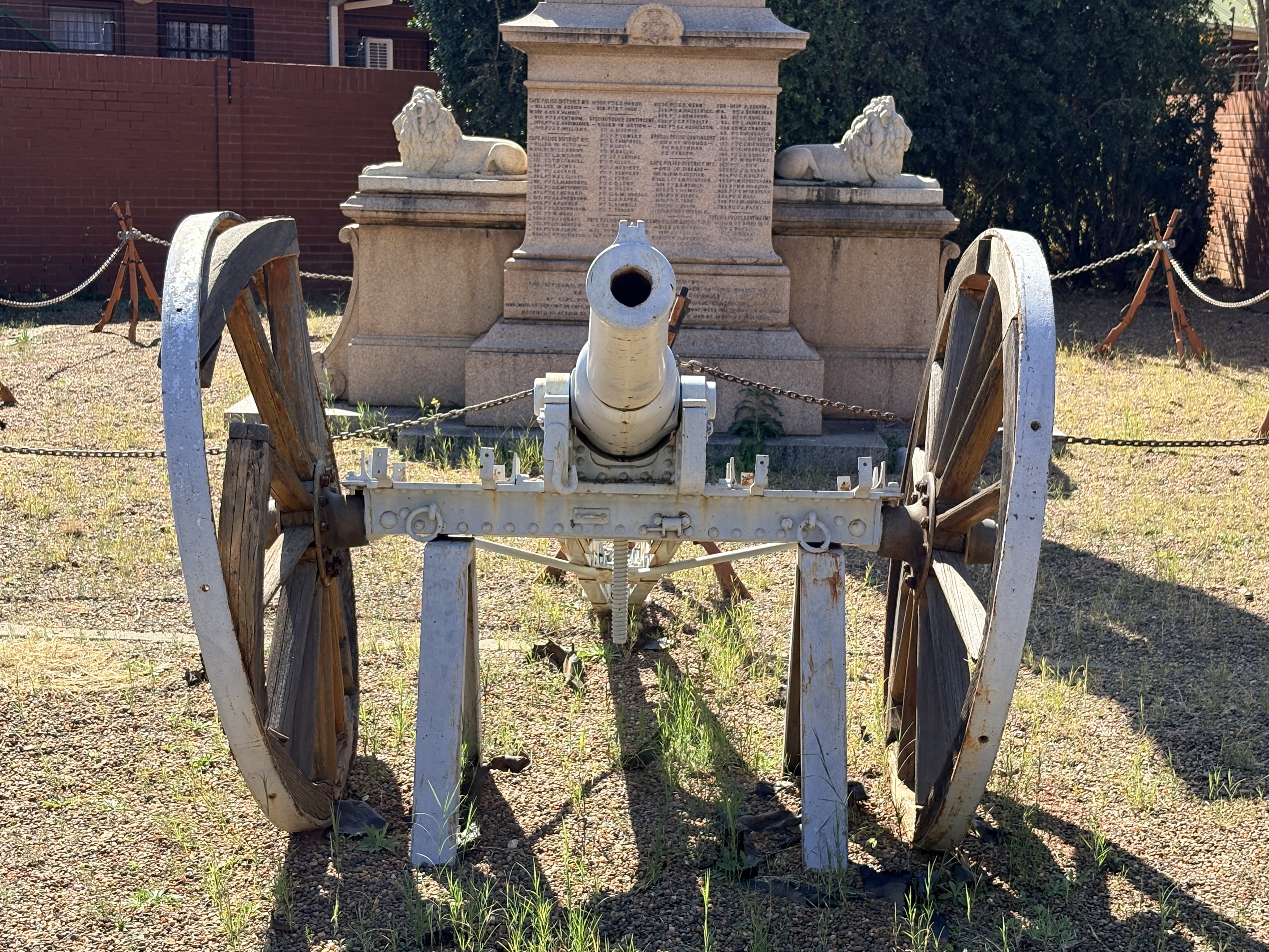 A restored field gun stands before the Cape Police Memorial. The monument honours members of the Cape Police who died during the South African War (1899–1902).